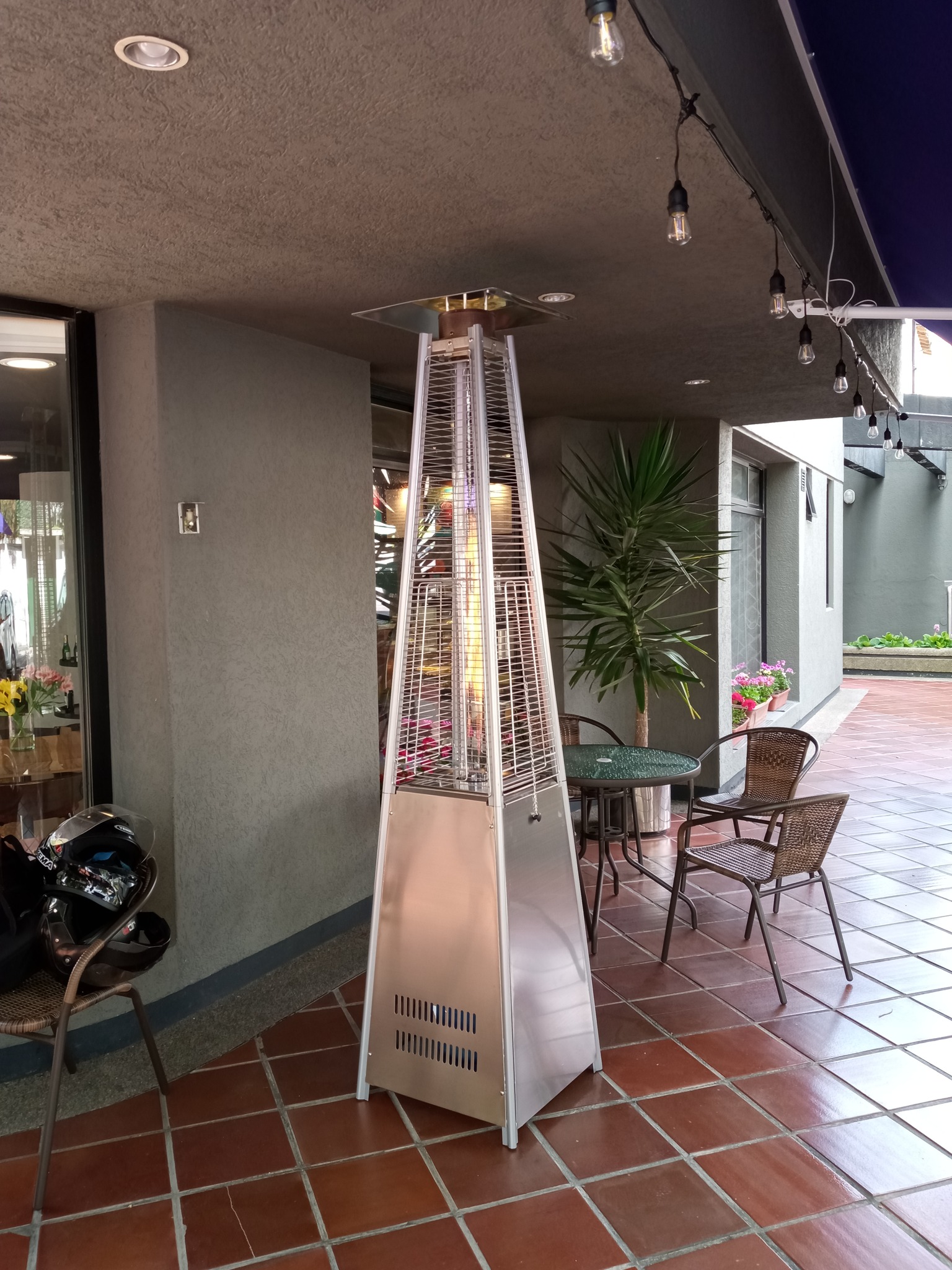 Calefactor Pirámide Exterior a Gas Calor elegante para terrazas, restaurantes y eventos